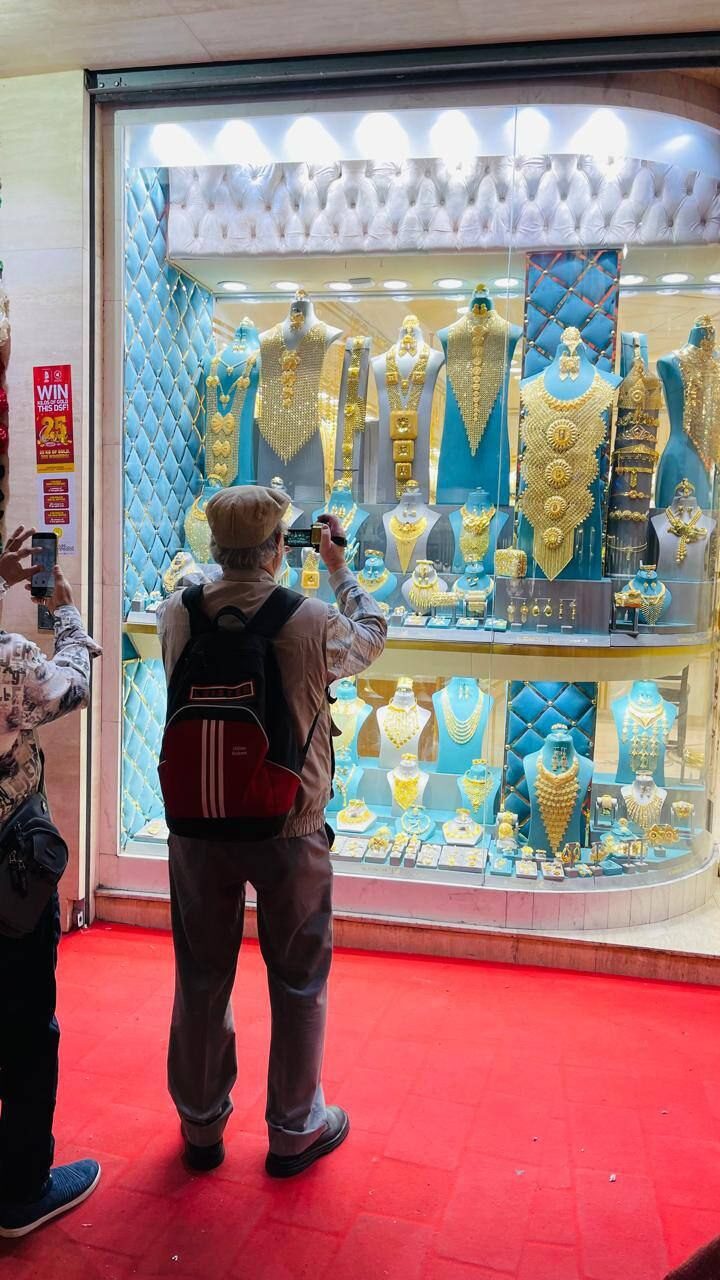 Ein deutscher Besucher fotografiert im Gold Souk während einer Tour mit Your Dubai Guides – authentisches Erlebnis im berühmten Goldmarkt Dubais und beliebtes Highlight für Touristen.