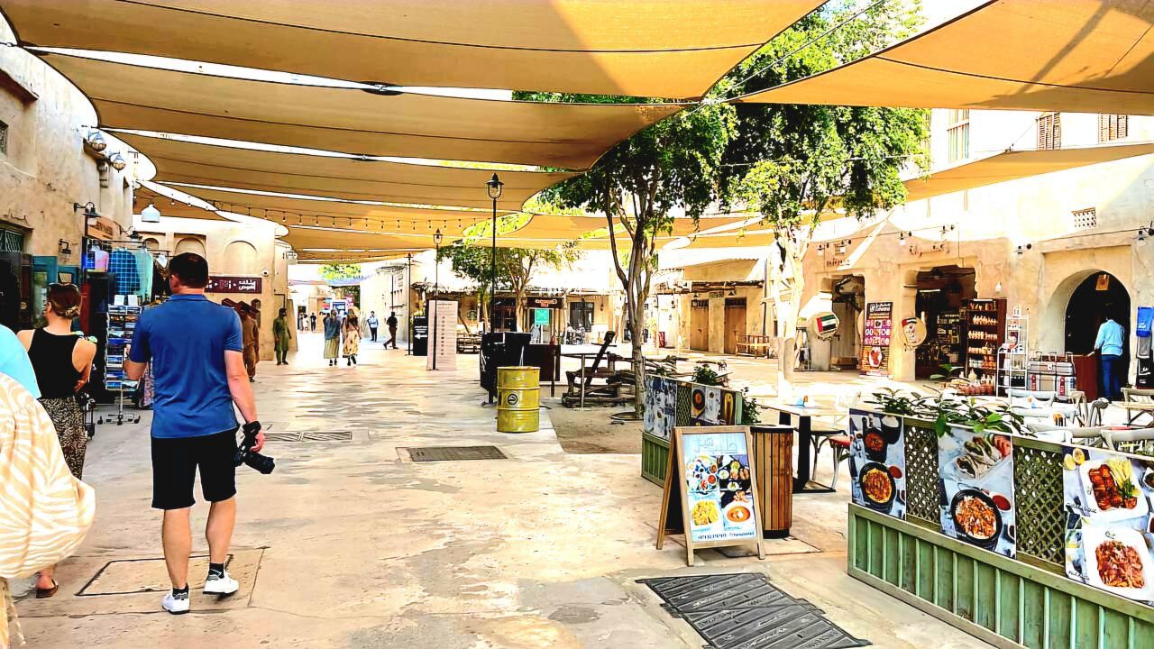 Al Seef Viertel – modernes, offenes Einkaufs- und Freizeitzentrum am Dubai Creek, kombiniert traditionelle Architektur mit zeitgenössischem Design, beliebtes Touristenziel in Dubai, VAE für Shopping, Kultur und Fotografie.