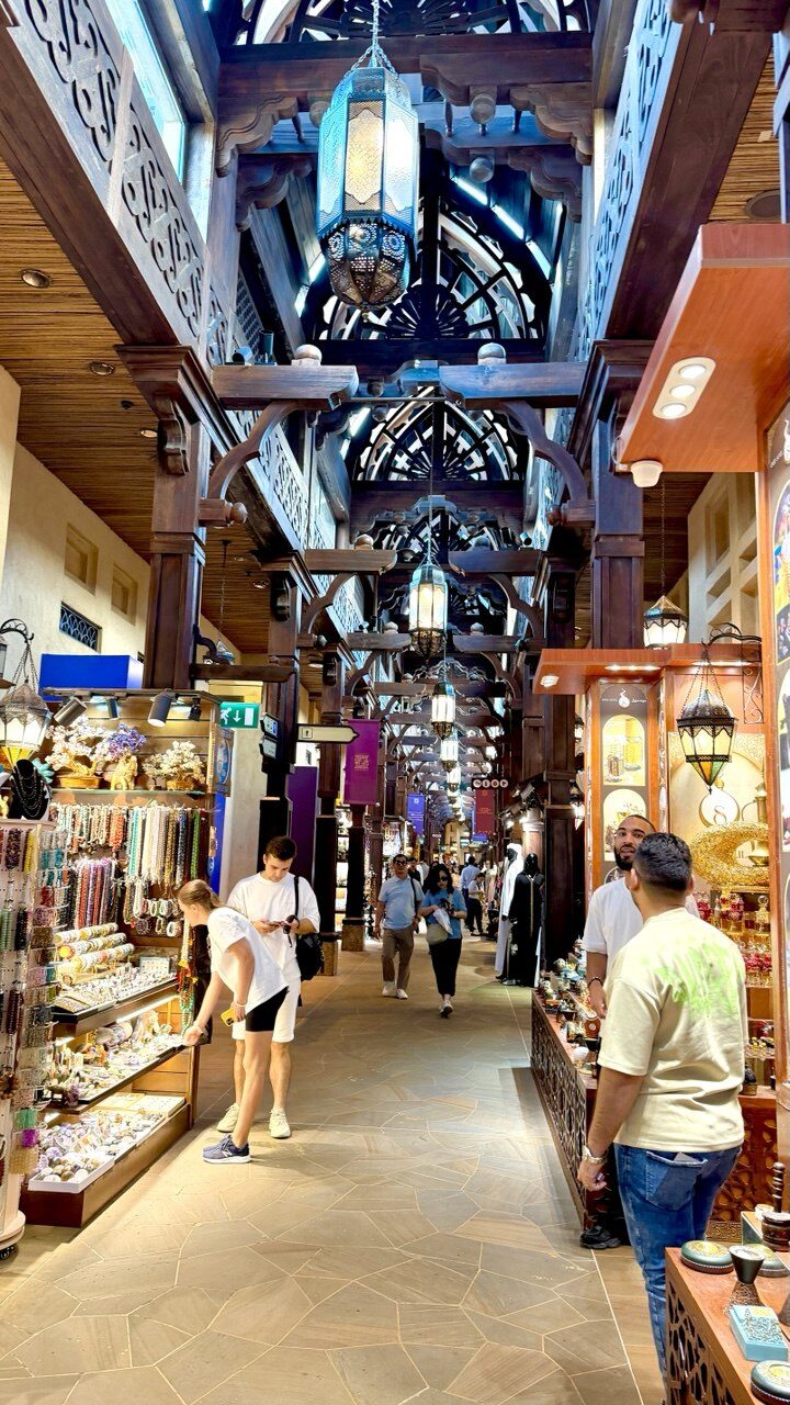Souk im Jumeirah Resort – arabischer Traditionsmarkt mit historischem Design und modernem Touch, duftende Gassen, Gewürze, Lichter und Handwerkskunst, beliebtes Touristenziel in Dubai, VAE.