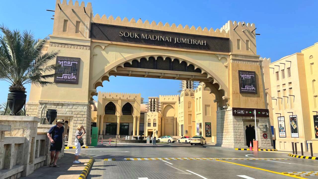 Souk Madinat Jumeirah – erleben Sie traditionelle arabische Einkaufserlebnisse, Gewürze, Handwerkskunst und Souvenirs, beliebtes Touristenziel in Dubai, VAE