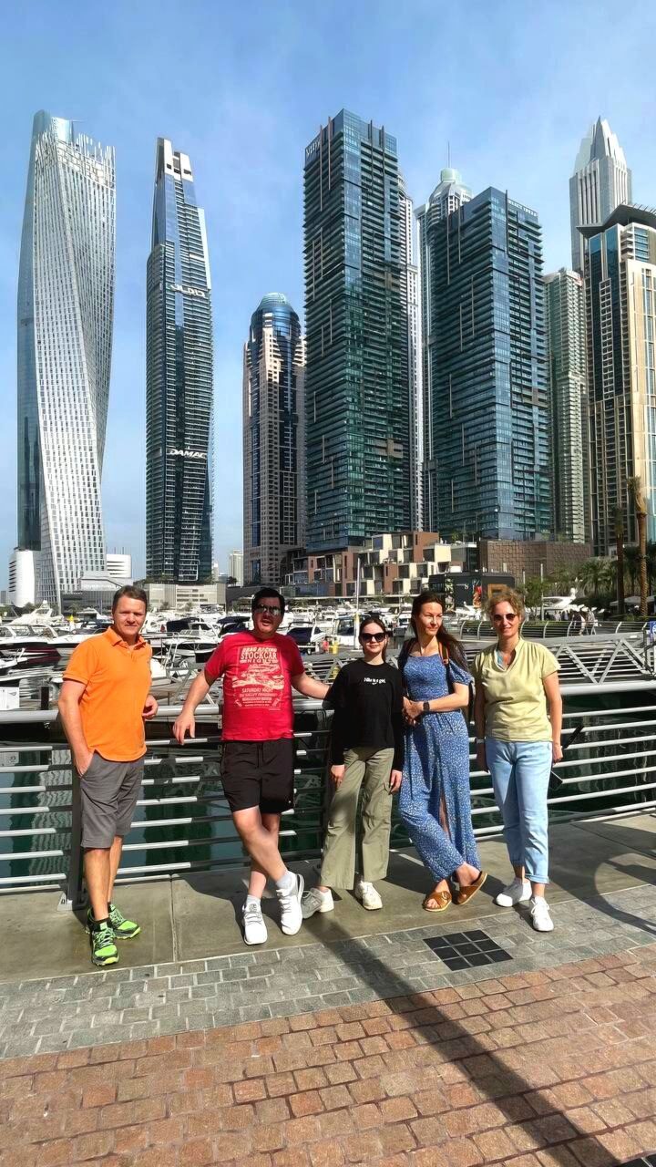 Dubai Marina – Stadtteil mit den höchsten Wohntürmen der Welt, Wasserkanälen und Jachtanlegeplätzen, beliebtes Touristenziel und Lifestyle-Hotspot in Dubai, VAE.