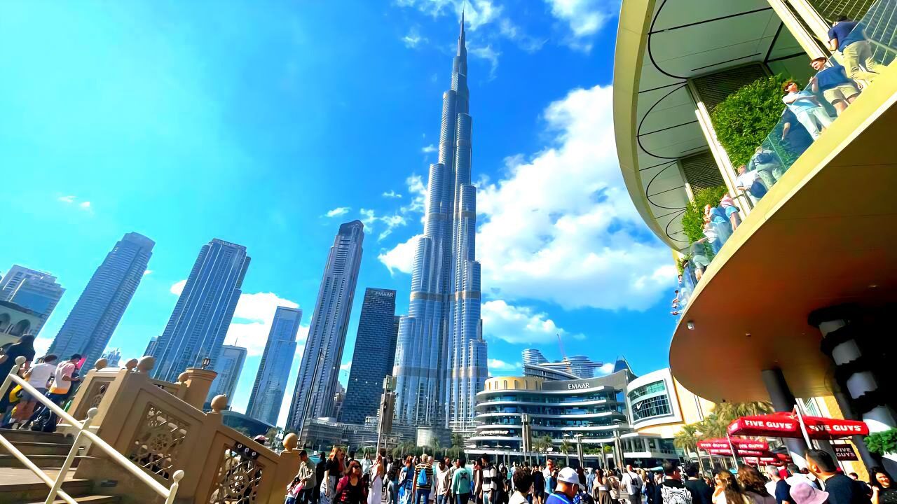 Burj Khalifa – das höchste Bauwerk der Welt im Herzen von Dubai Downtown, mit spektakulären Aussichtsplattformen, beliebtes Touristenziel und ikonisches Wahrzeichen der VAE.