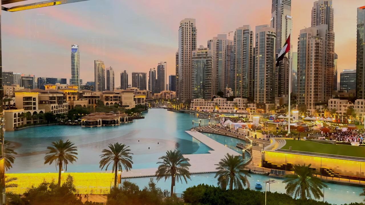 Dubai Downtown – beherbergt das beeindruckende Wasserspiel, den Burj Khalifa, die Dubai Mall und luxuriöse Apartments, beliebtes Touristenziel und Lifestyle-Hotspot in den VAE.