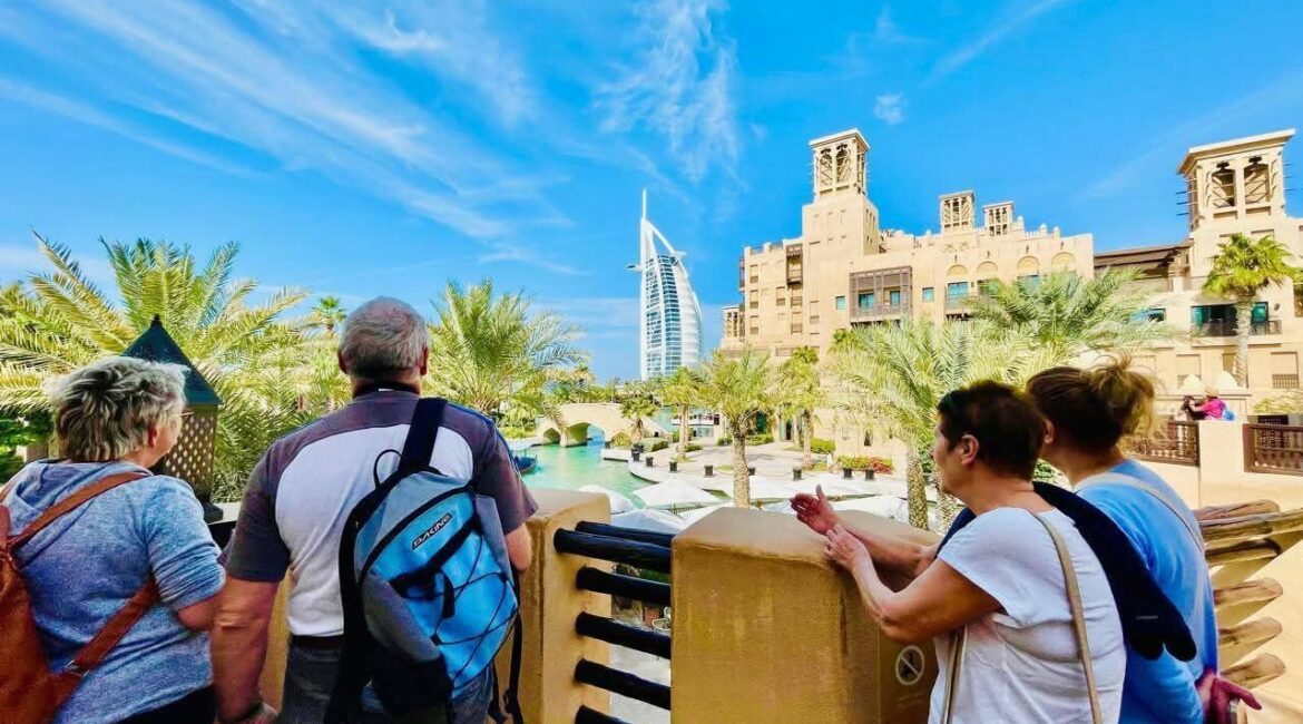 Genießen Sie Den Blick Auf Das Ikonische Burj Al Arab Vom Souk Madinat Jumeirah – Beliebtes Fotomotiv Und Touristisches Highlight In Dubai, Vae.