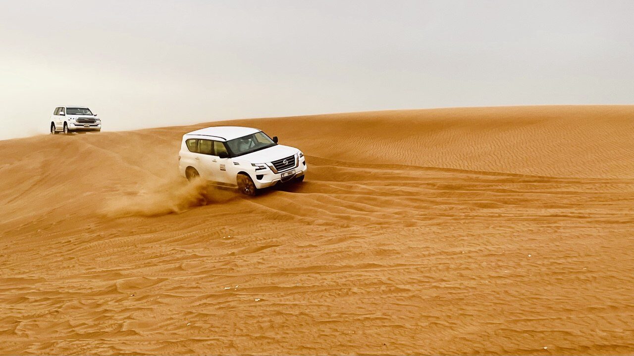 Abenteuer in den Sanddünen der Wüste Abu Dhabis mit 4x4-Fahrten.