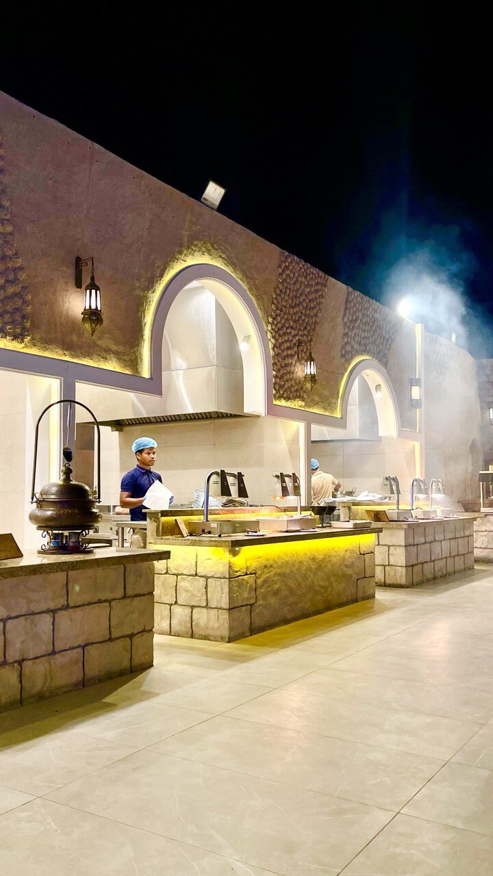 5-Sterne-Buffet mit Premium Wüstensafari in Dubai von Your Dubai Guides – exklusives Dinner unter dem Sternenhimmel, hochwertige Live-Grillspezialitäten und authentische arabische Unterhaltung.