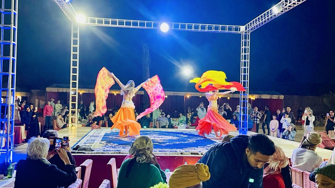 Arabische Bauchtanz-Aufführung in Dubai – faszinierende Tanzshow mit traditionellen Rhythmen, funkelnden Kostümen und echter orientalischer Atmosphäre, ein Highlight jeder Wüstensafari und kulturellen Dubai-Tour.