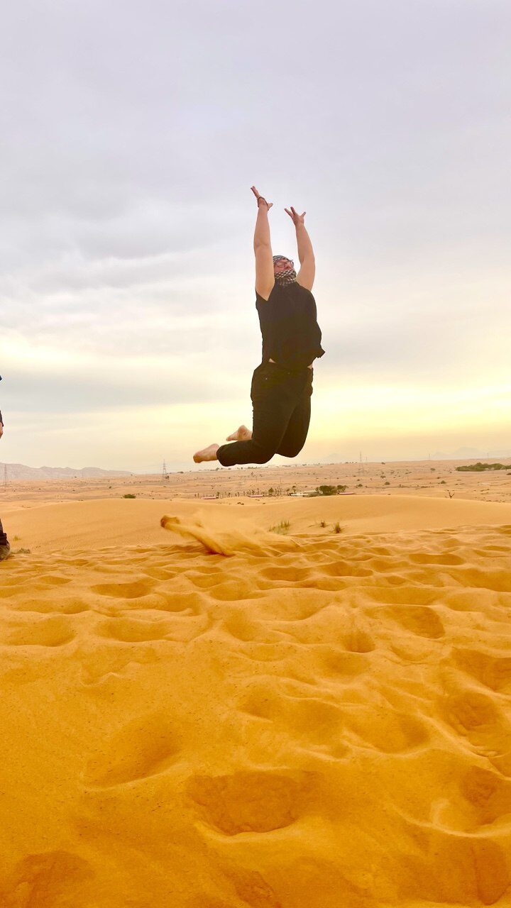 Spaßmoment in der Wüste – unvergesslicher Augenblick zwischen goldenen Dünen, klarer Wüstenluft und echter Abenteuerstimmung.