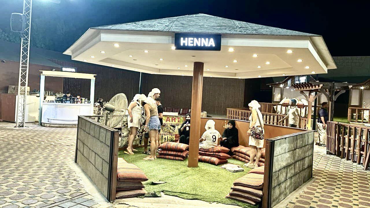 Kostenlose Henna-Bemalung in der Wüste – erleben Sie kulturelle Traditionen während einer Wüstensafari, beliebtes Erlebnis und Fotomotiv in den VAE.