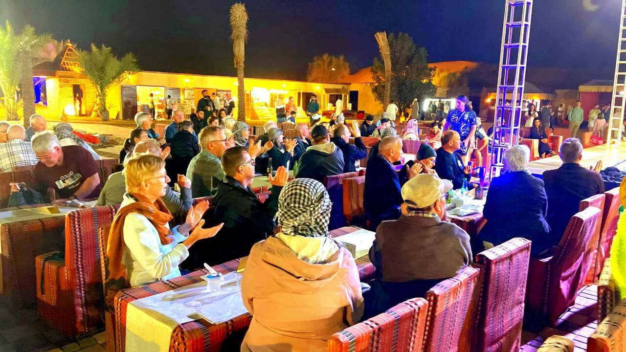 Deutsche Gruppe – Teilnehmer an einer Tour oder Aktivität in Dubai, VAE, beliebtes Ziel für kulturelle und touristische Erlebnisse.