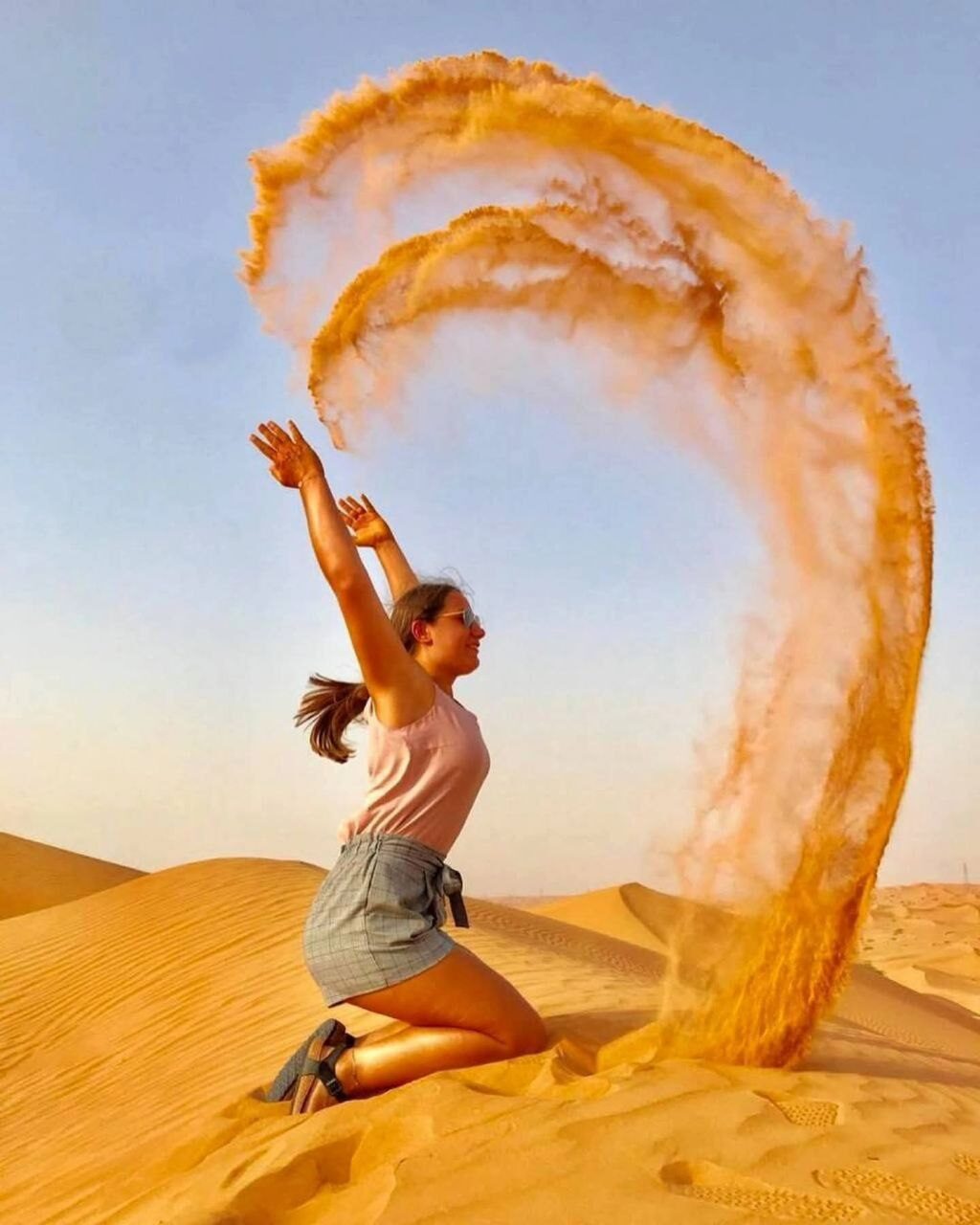 Spaßmoment in der Dubai-Wüste bei der Morgensafari