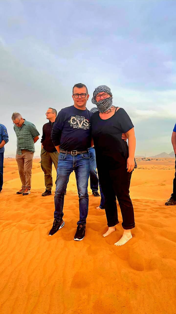 Sonnenuntergang über den roten Sanddünen der Wüste Abu Dhabis – ein atemberaubendes Fotomotiv.