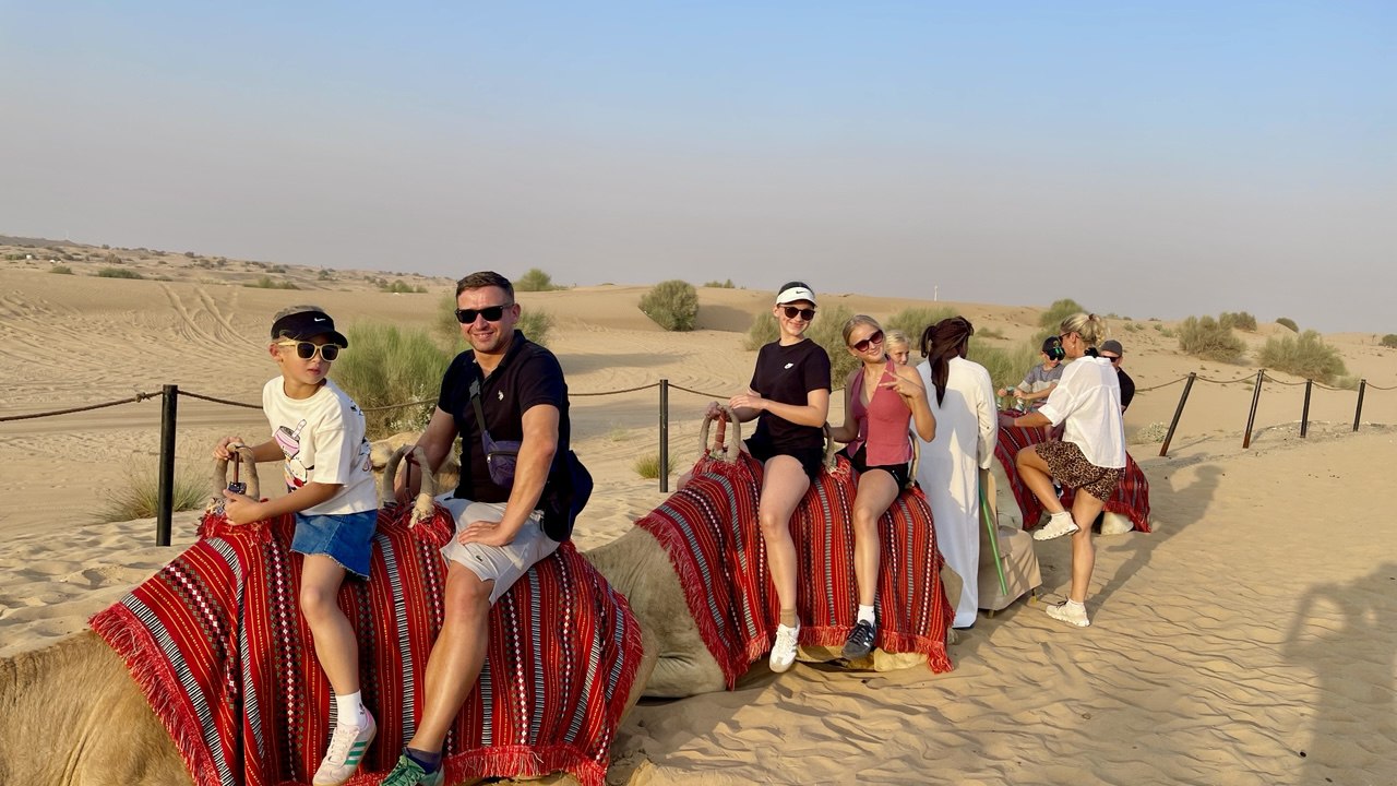 Kamelritt während der Wüstensafari – traditionelles Erlebnis in der Wüste Dubais, beliebtes Touristenziel in den VAE.