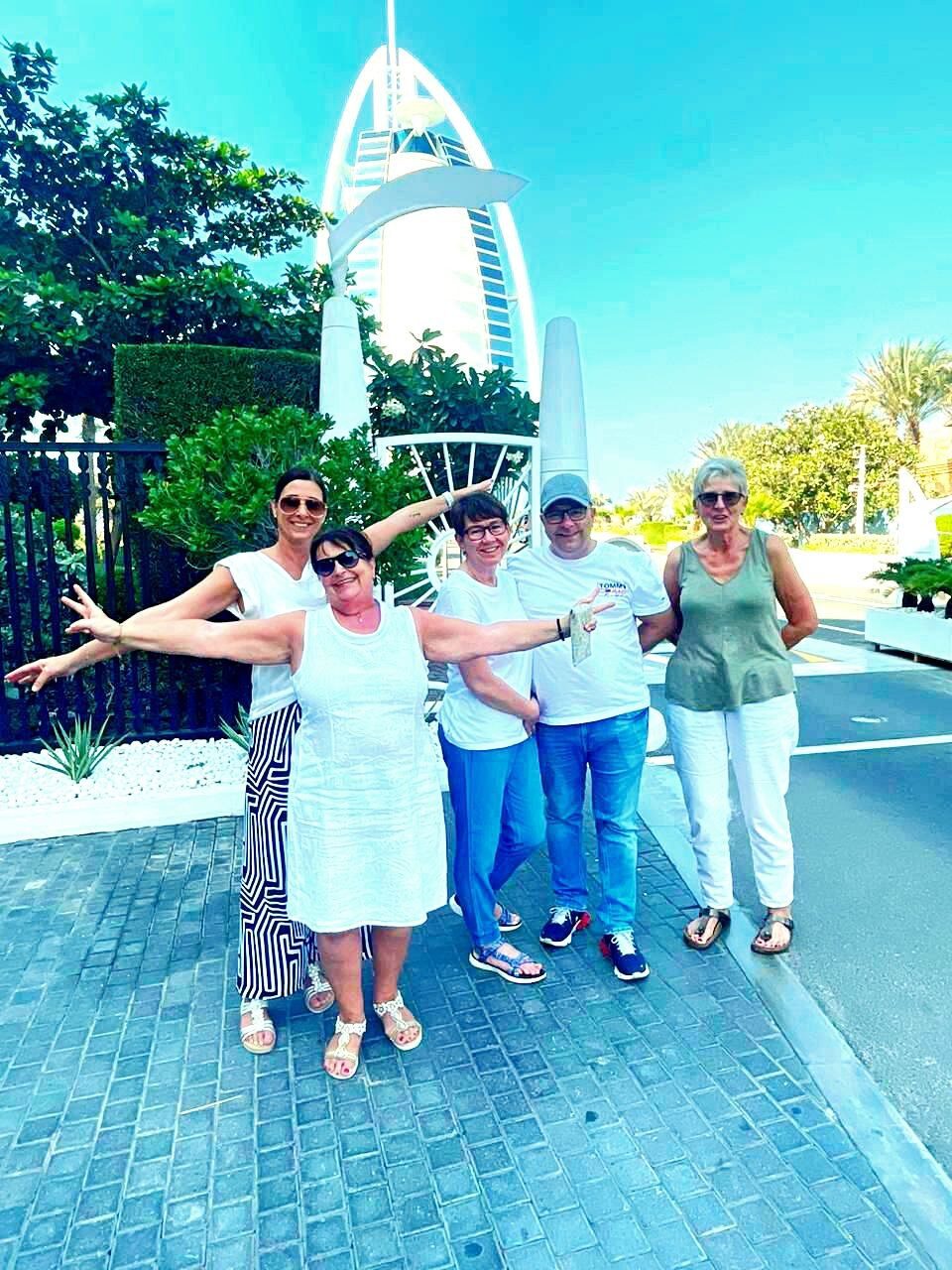 Ein Foto direkt vor dem Burj Al Arab Hotel – ikonisches Wahrzeichen Dubais erleben