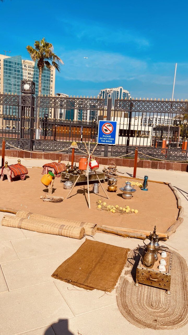 Lagerfeuer zum Kaffeekochen in einem Zelt im Al Fahidi Viertel, dem ältesten Stadtteil Dubais – authentisches Erlebnis in Bastakiya