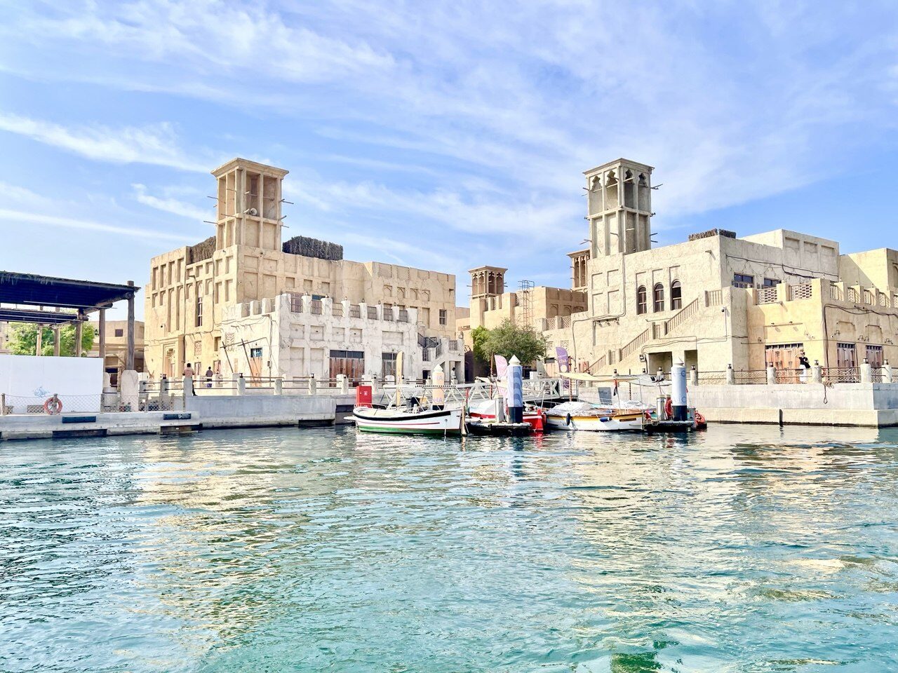 Al Seef Viertel – offenes Einkaufszentrum in Bur Dubai mit Blick auf den Dubai Creek