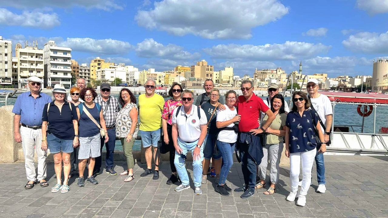 Deutsche Gruppe macht ein Foto nahe dem Stoffmarkt mit Blick auf Deira, zwischen Gold- und Gewürzmarkt – typisches Dubai-Erlebnis