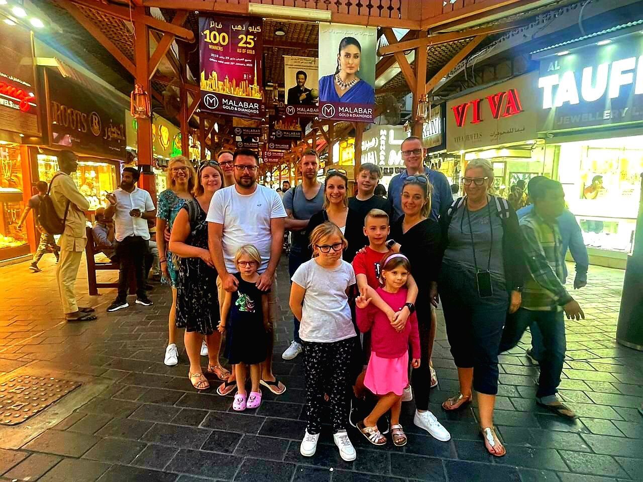 „Der Gold-Souk in Deira (Deira Gold Souk), Dubai. Dieses Gebiet ist einer der ältesten und bekanntesten traditionellen Märkte in der Emirate und weltweit für den Handel mit Schmuck und Gold berühmt.“