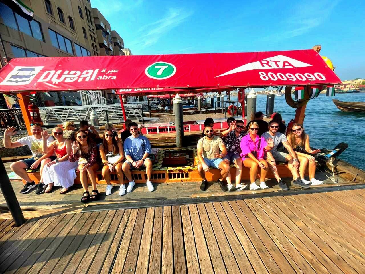 Eine Bootsfahrt mit dem Abra, dem traditionellen Boot in Dubai, über den Creek zum Gold Souk mit Your Dubai Guides