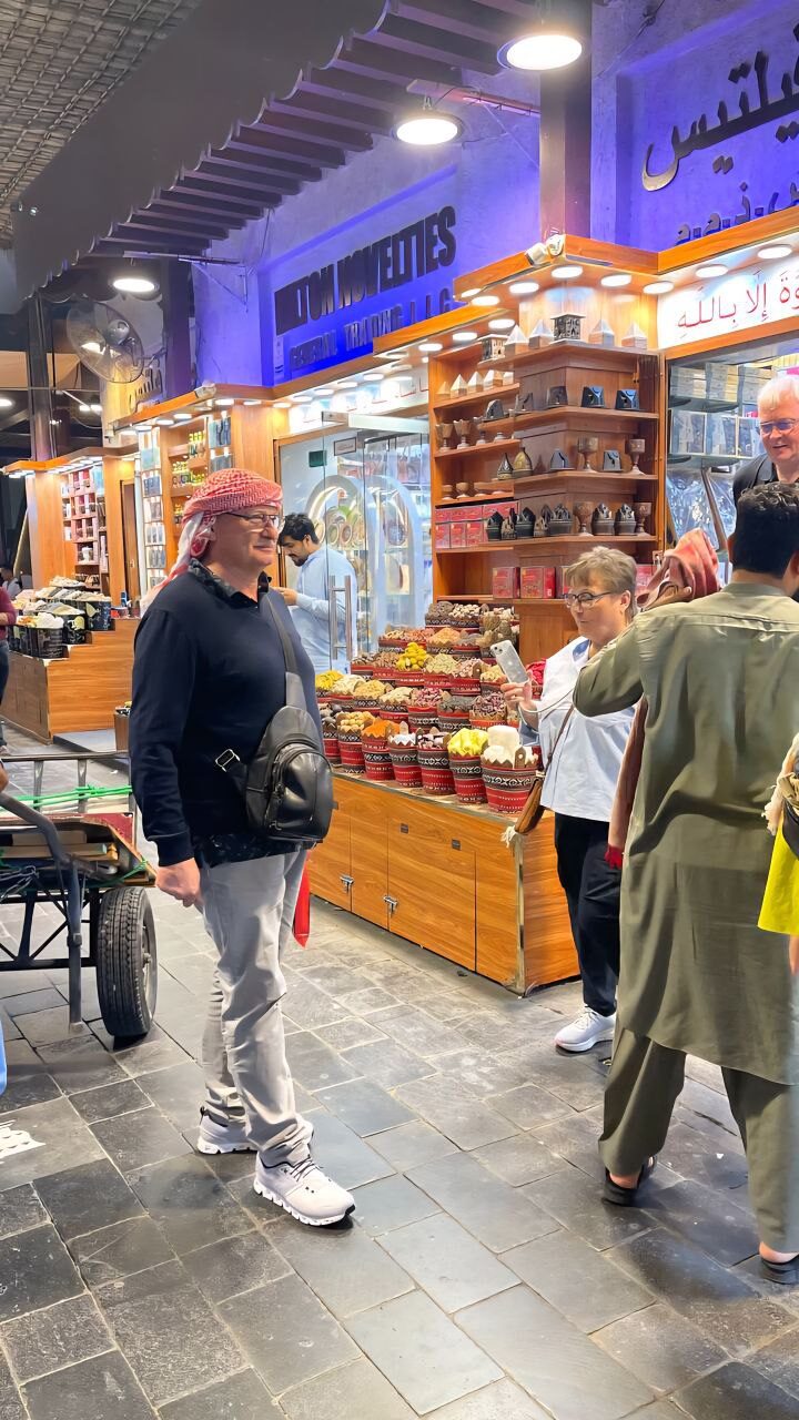 Ein lustiger Moment mit einem Gewürzverkäufer im Gewürzmarkt in Dubai