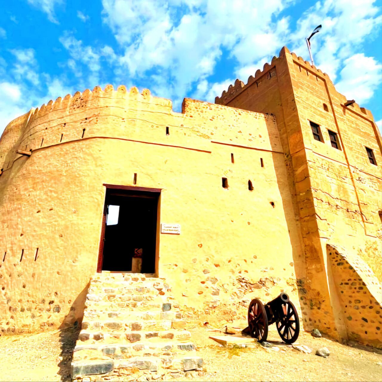 Fujairah Fort – historisches Fort aus dem 16. Jahrhundert, eines der ältesten in den VAE. Dattelpalmen-Farmen bei Al Badiyah, Fujairah – beliebtes Touristenziel in den VAE.