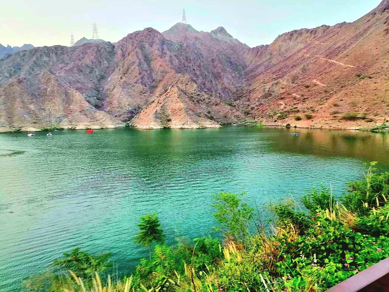 Al Rafisah Staudamm – einer der schönsten Orte in Fujairah, VAE, beliebtes Touristenziel für Naturerlebnisse, Bootsfahrten und Outdoor-Aktivitäten.