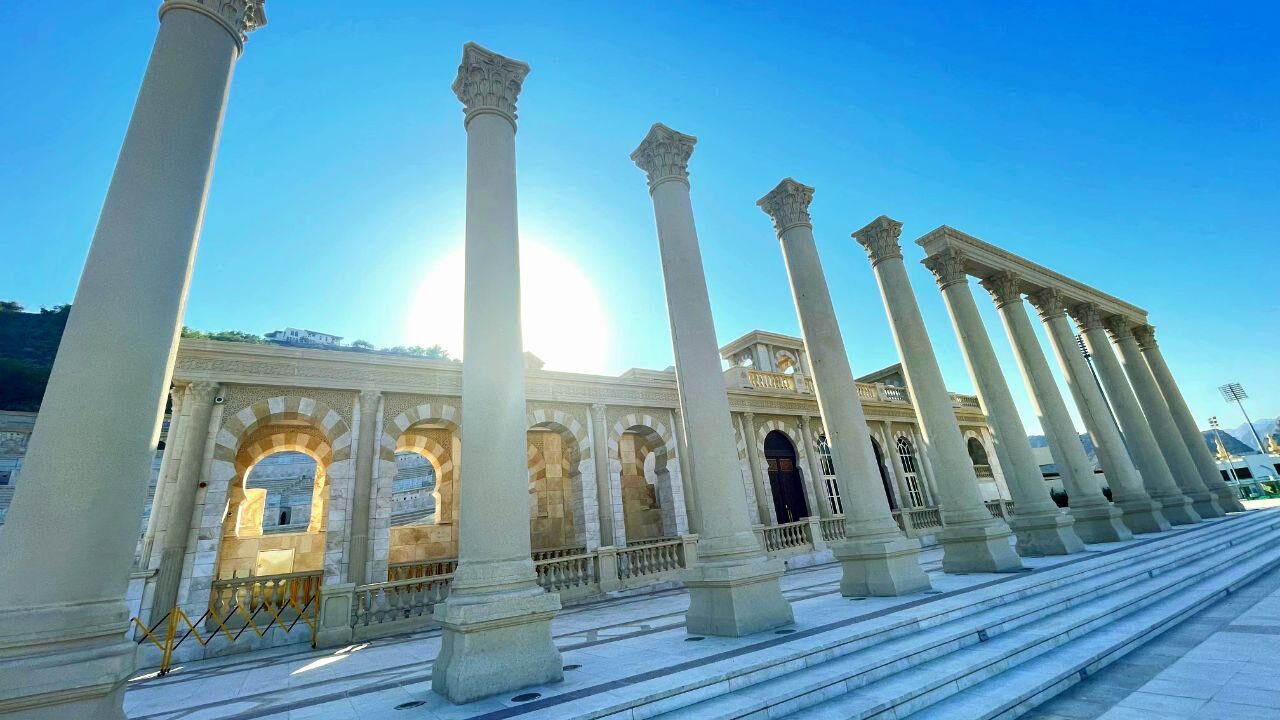 Khorfakkan Theater – Freilufttheater und kulturelles Highlight in Fujairah, besichtigt bei einer Tour mit Your Dubai Guides.