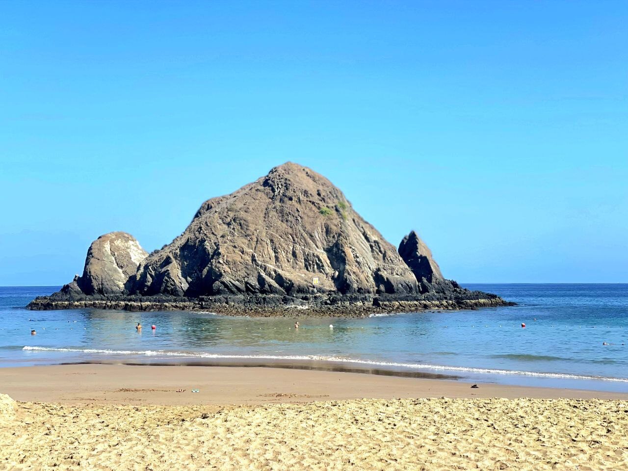 „Die Snoopy Island ist eine kleine Felseninsel vor der Küste des Gebiets Al Aqah im Emirat Fujairah, Vereinigte Arabische Emirate.“
