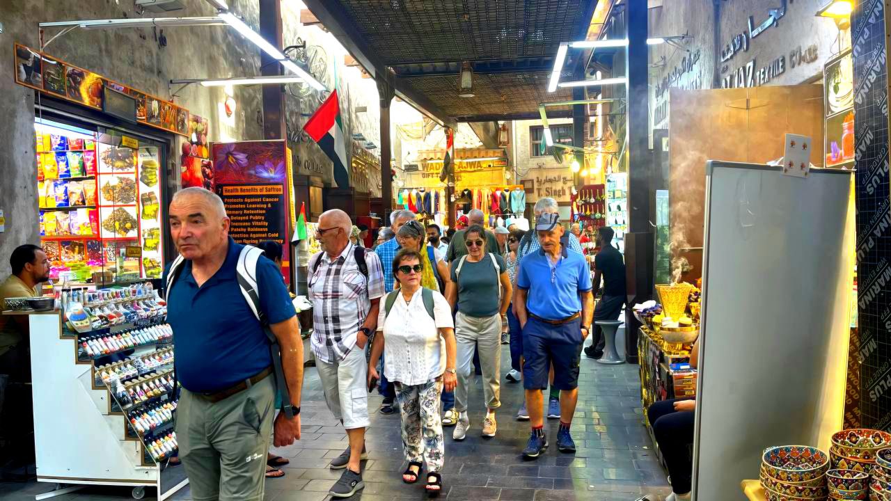 ChatGPT said: Walking Tour im ältesten Markt Dubais – Stoffmarkt im alten Dubai, kulturelles Erlebnis und beliebtes Touristenziel in den VAE.
