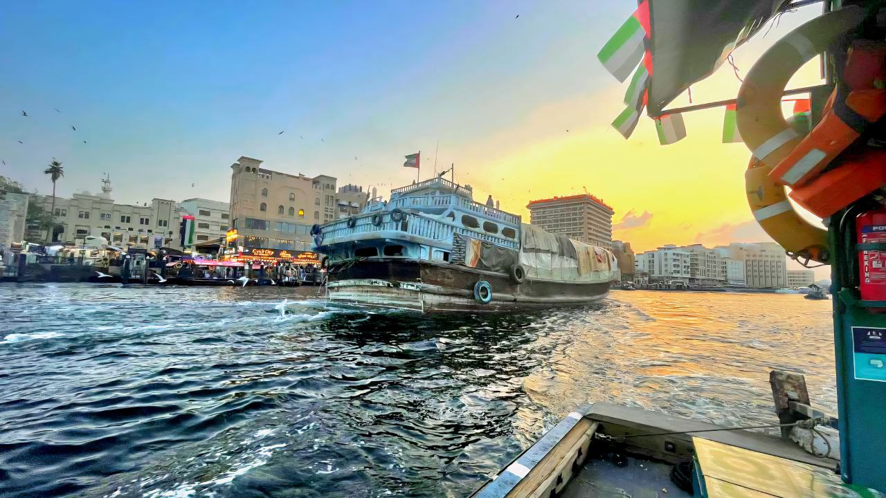Frachtschiff auf Dubais Lebensader, dem Dubai Creek – ein authentischer Einblick in den historischen Handel und das traditionelle Alltagsleben im alten Dubai.