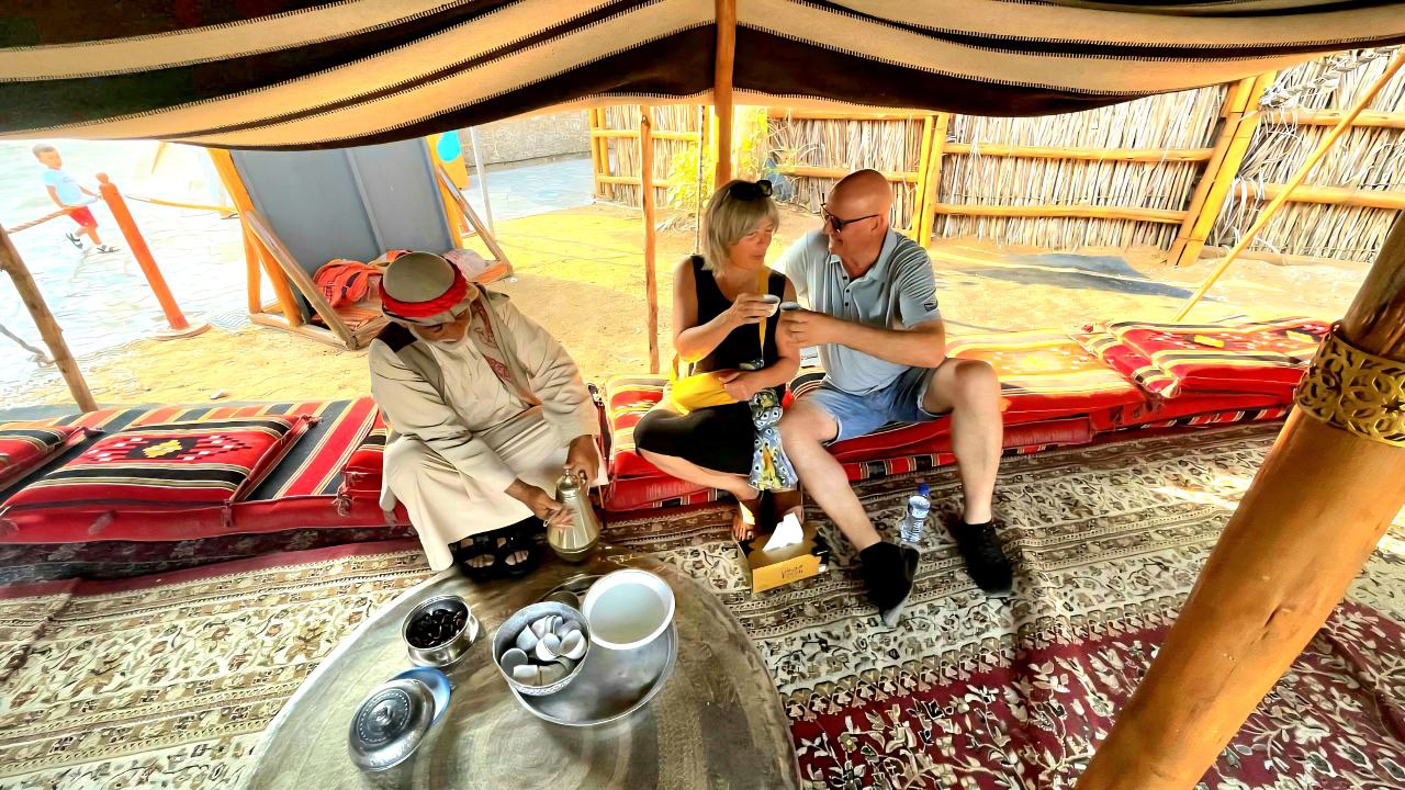 Kaffee-Einladung im traditionellen Beduinenzelt im ältesten Viertel von Dubai – ein authentisches Kulturerlebnis mit Your Dubai Guides, das arabische Gastfreundschaft, Geschichte und Tradition vereint. Old Dubai Tour, Beduinenzelt, arabischer Kaffee, kulturelles Erlebnis, Your Dubai Guides.