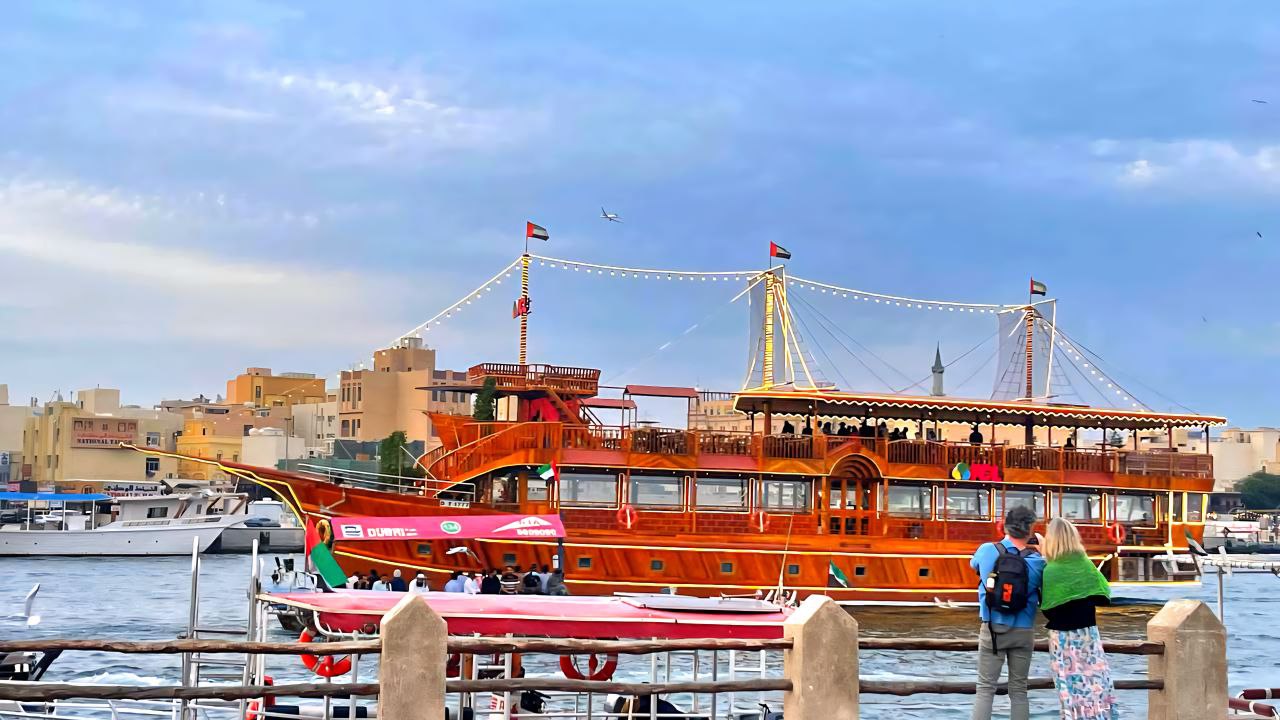 Fotostopp am Dubai Creek während einer Walking Tour Fotostopp am Dubai Creek während einer Walking Tour – traditionelle Boote, historisches Flair und perfekte Aussicht auf Old Dubai.Dubai Creek, Walking Tour Dubai, Fotostopp Dubai, Old Dubai Tour, Your Dubai Guides.