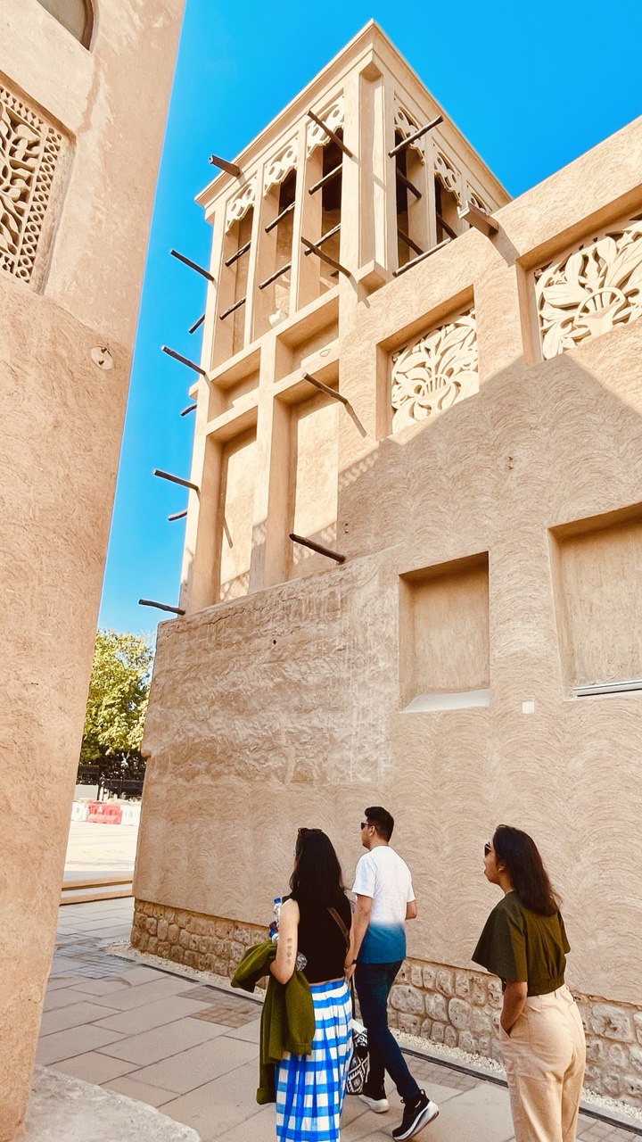 Walking Tour in Bastakiya im alten Dubai – ein Rundgang durch das historische Viertel mit seinen traditionellen Windtürmen, engen Gassen und jahrhundertealter Architektur. Ein authentisches Kulturerlebnis mit Your Dubai Guides.