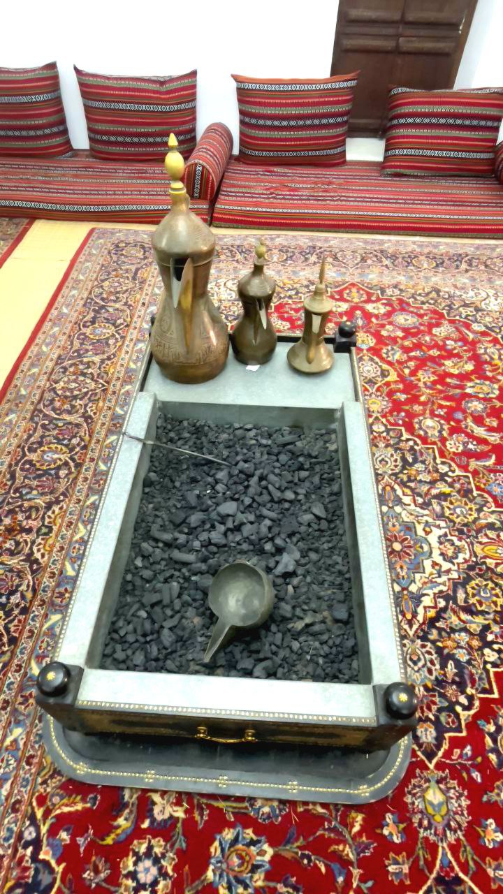 Majlis – ein Raum, in dem Gäste zum Kaffee eingeladen werden, im Al Ain Palace Museum, kulturelles Highlight und beliebtes Touristenziel in den VAE.