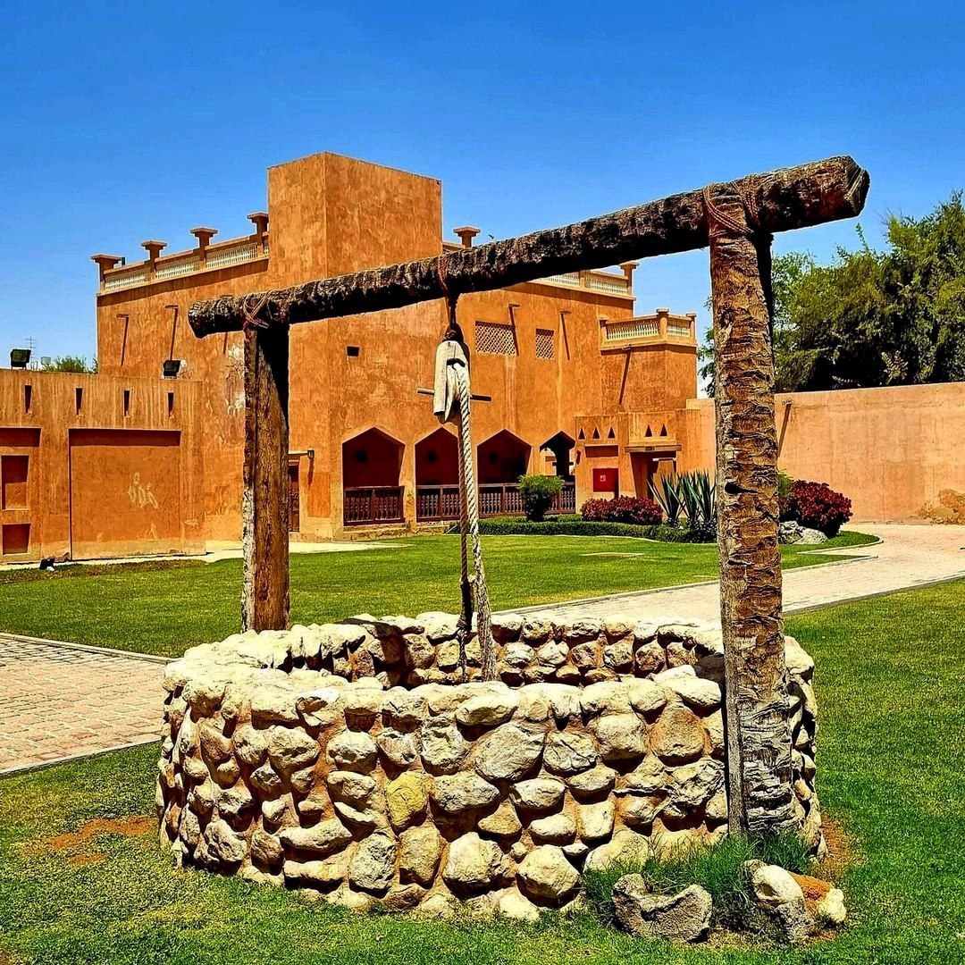 Wasserbrunnen im Al Sheikh Zayed Palast in Al Ain – traditioneller Brunnen mit Krug und Aufrollseil zur Wasserförderung, historisches Exponat und beliebtes Touristenziel in den VAE.
