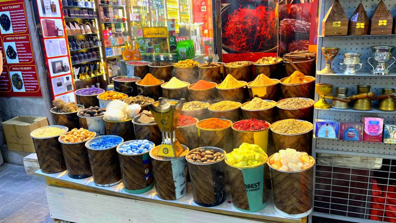 Der Gewürzmarkt in Dubai – zahlreiche Gewürzläden in den Gassen des alten Stadtteils Deira.