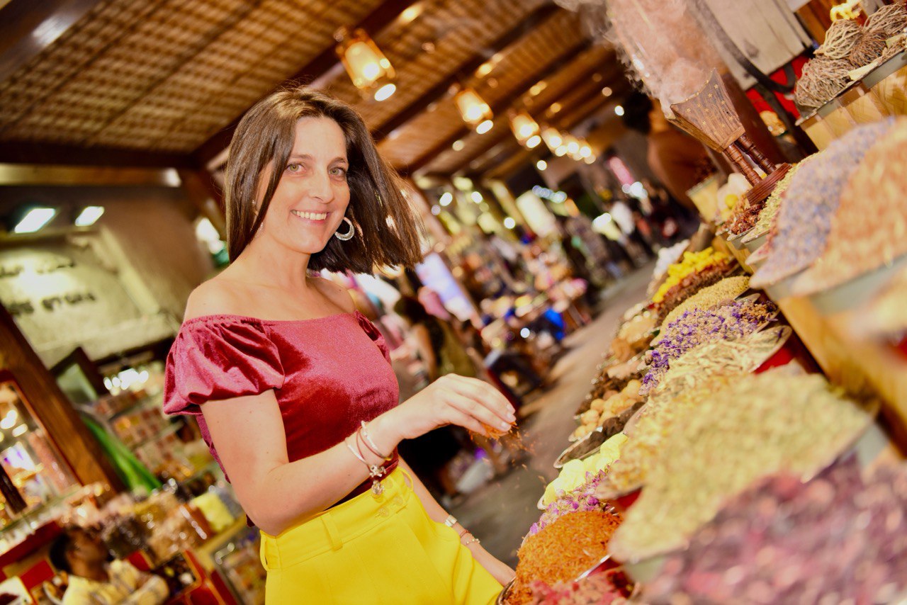 Eine Frau auf dem Gewürzmarkt in Dubai – bunte Aromen und traditionelle Märkte erleben.