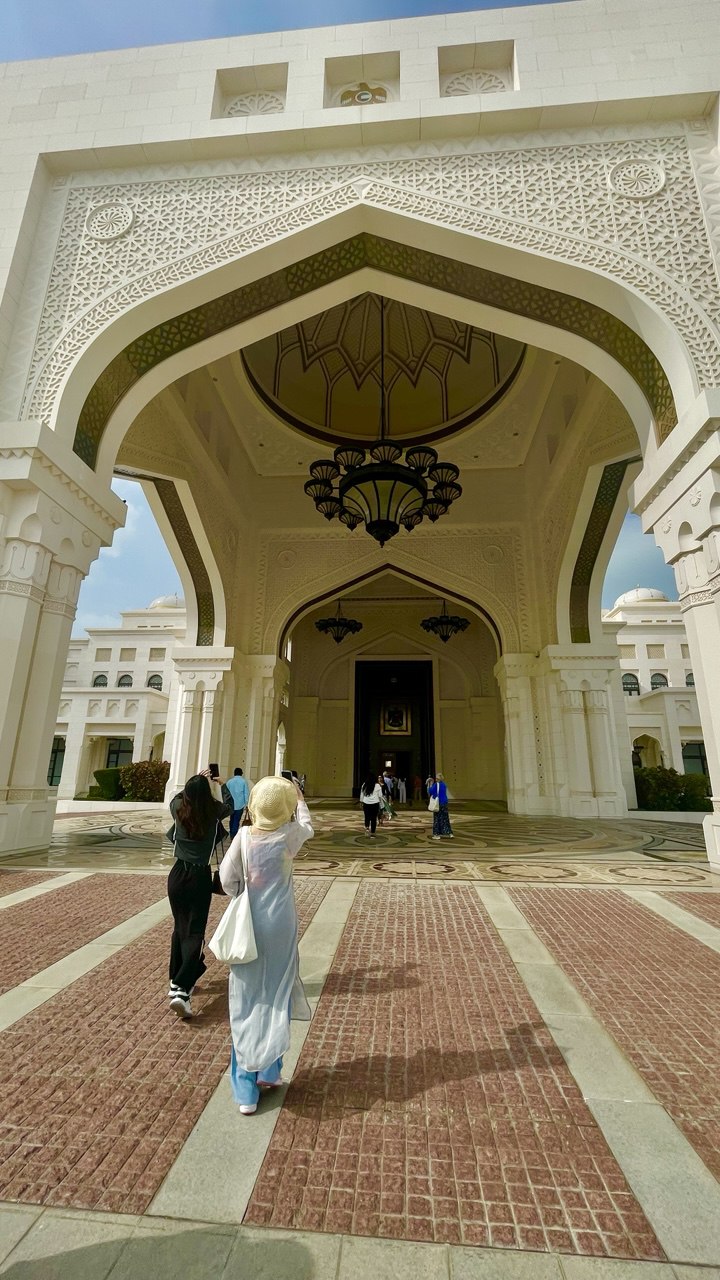 Qasr Al Watan in Abu Dhabi – Kultur und Tradition der VAE hautnah erleben durch beeindruckende Aufführungen und Ausstellungen.