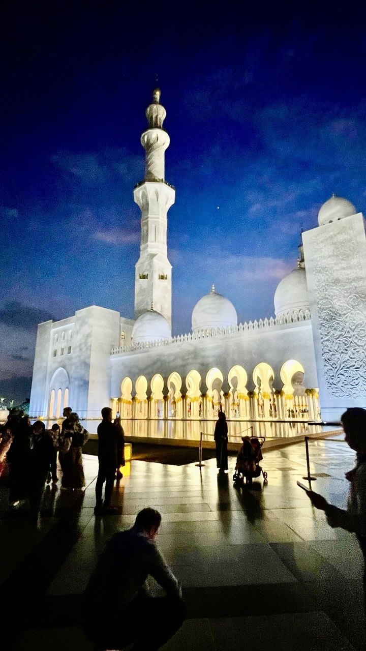 Mehr als 840 Beleuchtungseinheiten sind in der Moschee verteilt und projizieren gleichmäßige, präzise Strahlen. Darüber hinaus sorgen 22 Lichttürme bestehend aus 10 bis 13 Lichtprojektoren für diesen kreativen Effekt.Mehr als 840 Beleuchtungseinheiten sind in der Moschee verteilt und projizieren gleichmäßige, präzise Strahlen. Darüber hinaus sorgen 22 Lichttürme bestehend aus 10 bis 13 Lichtprojektoren für diesen kreativen Effekt.
