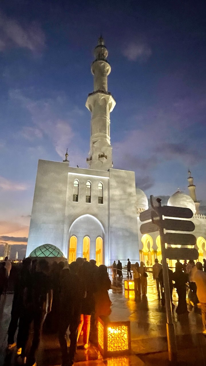 Die Minarette der Scheich-Zayid-Moschee sind ihr höchstes architektonisches Merkmal und ragen an den vier Ecken des Innenhofs auf etwa 107 Meter in die Höhe