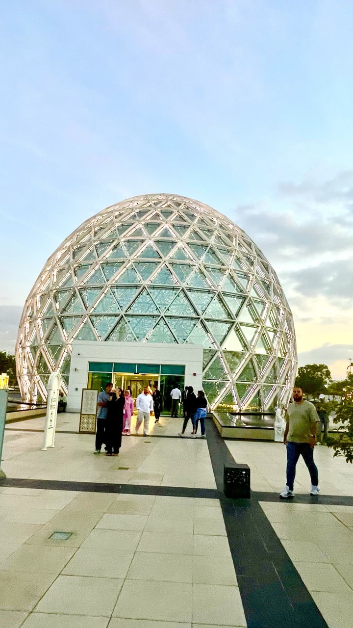 Die Eingangskuppel der Scheich-Zayed-Moschee in Abu Dhabi – aus Glas und Edelstahl, ein architektonisches Highlight.