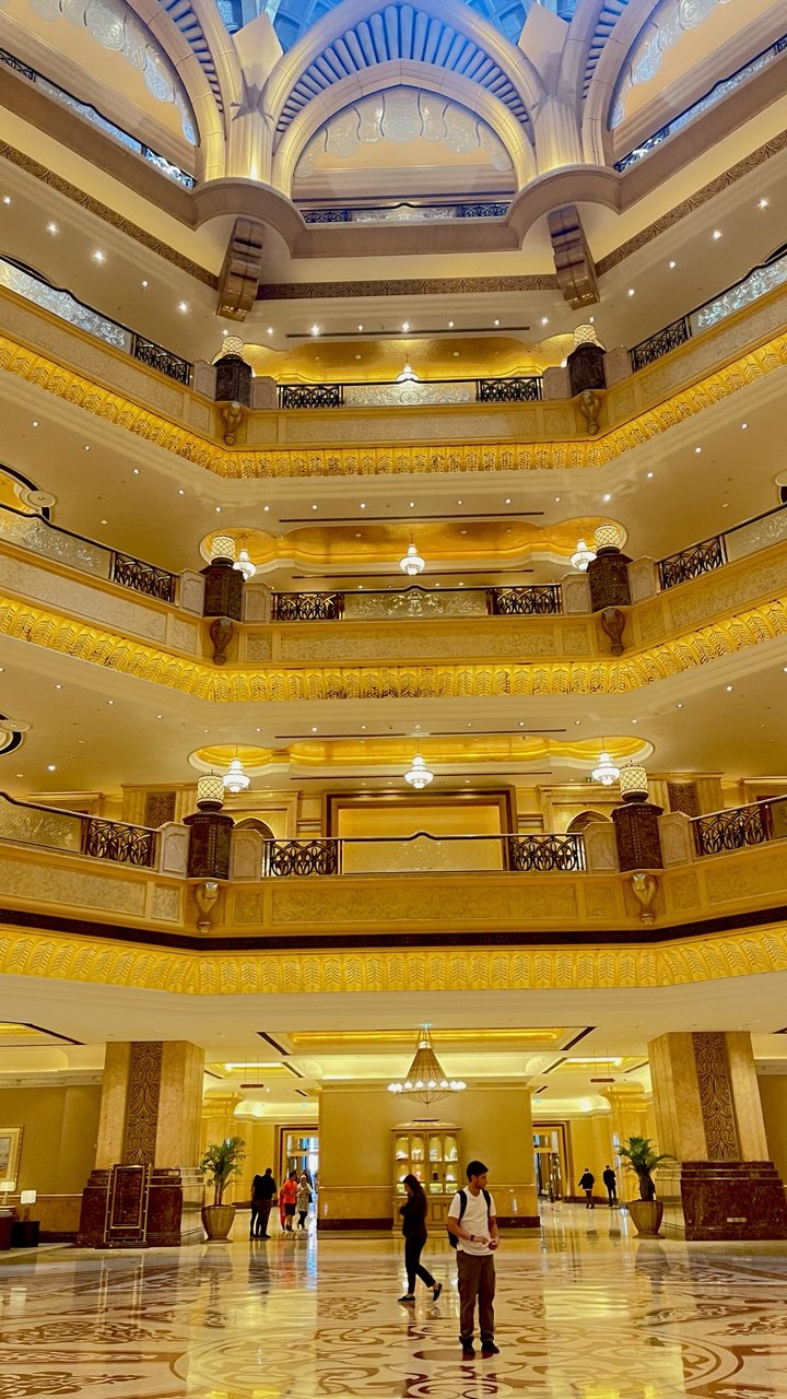 Der prächtige Hauptsaal im Emirates Palace Hotel, Abu Dhabi – ein Symbol von Luxus und opulenter Architektur.