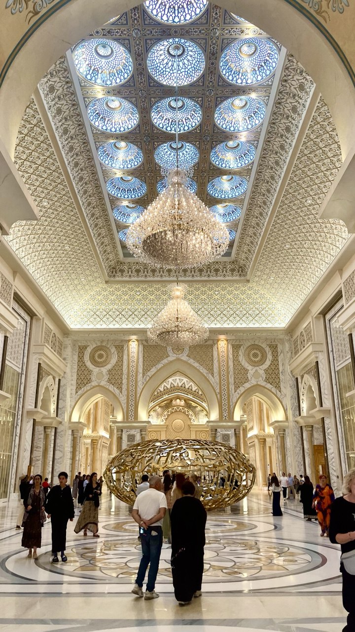 „Energie der Worte“ von Matar Bin Lahej im Qasr Al Watan – inspiriert von Scheich Zayeds Zitat: Wahre Reichtümer sind Menschen, nicht Geld oder Öl.