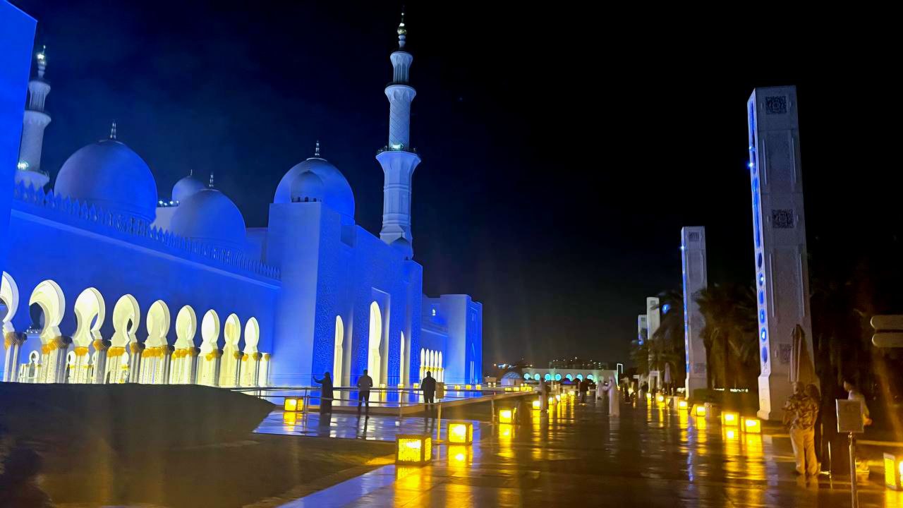 Mehr als 840 Beleuchtungseinheiten sind in der Moschee verteilt und projizieren gleichmäßige, präzise Strahlen