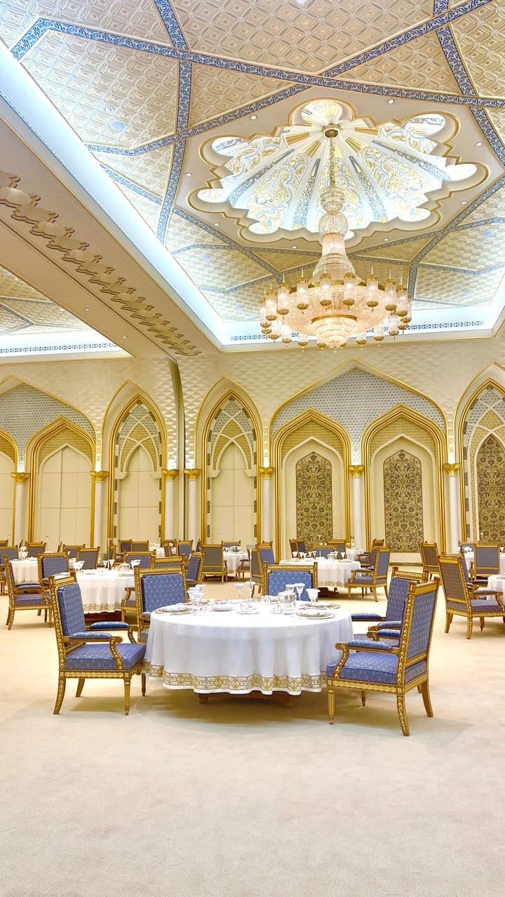 Die Präsidententafelhalle im Qasr Al Watan, Abu Dhabi, beeindruckt mit ihrem dominierenden Blauton, luxuriösen Sitzmöbeln und Platz für bis zu 300 Gäste. Über 100.000 maßgefertigte Kristall-, Silber- und Keramikstücke unterstreichen die besondere Eleganz des Saals.