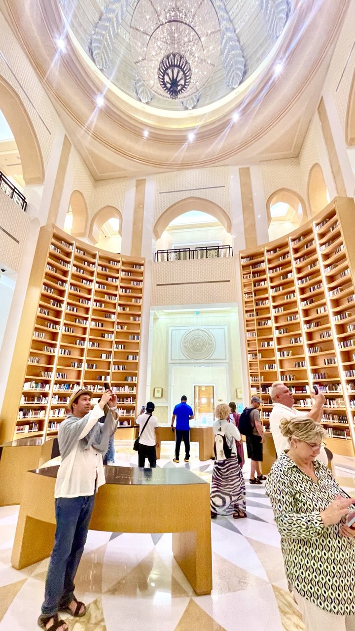 Die Bibliothek des Qasr Al Watan in Abu Dhabi bewahrt das arabische Wissenserbe und folgt der visionären Bildungsrolle von Scheich Zayed. Mit über 50.000 Büchern bietet sie einen einzigartigen Raum, in dem Geschichte und Kultur inspirieren und Zukunft gestalten.