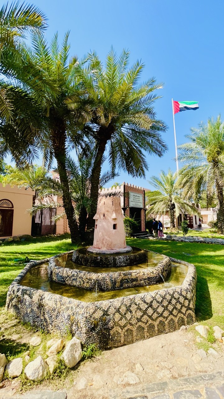Das Heritage Village in Abu Dhabi bietet einen authentischen Einblick in das traditionelle Leben der Emirate – mit Handwerkskunst, Beduinendörfern und historischen Ausstellungen.