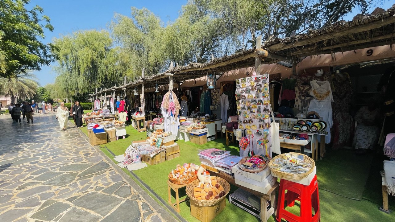 Der Souk im Heritage Village Abu Dhabi – ein traditioneller Markt mit Kunsthandwerk, Gewürzen und authentischer emiratischer Kultur.