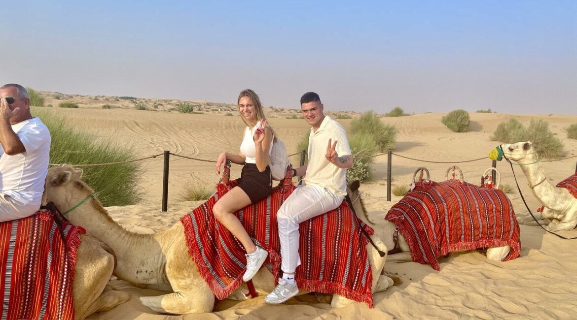 Kamelreiten Bei Der Morgensafari In Der Wüste – Ein Traditionelles Erlebnis Im Goldenen Licht Des Sonnenaufgangs.