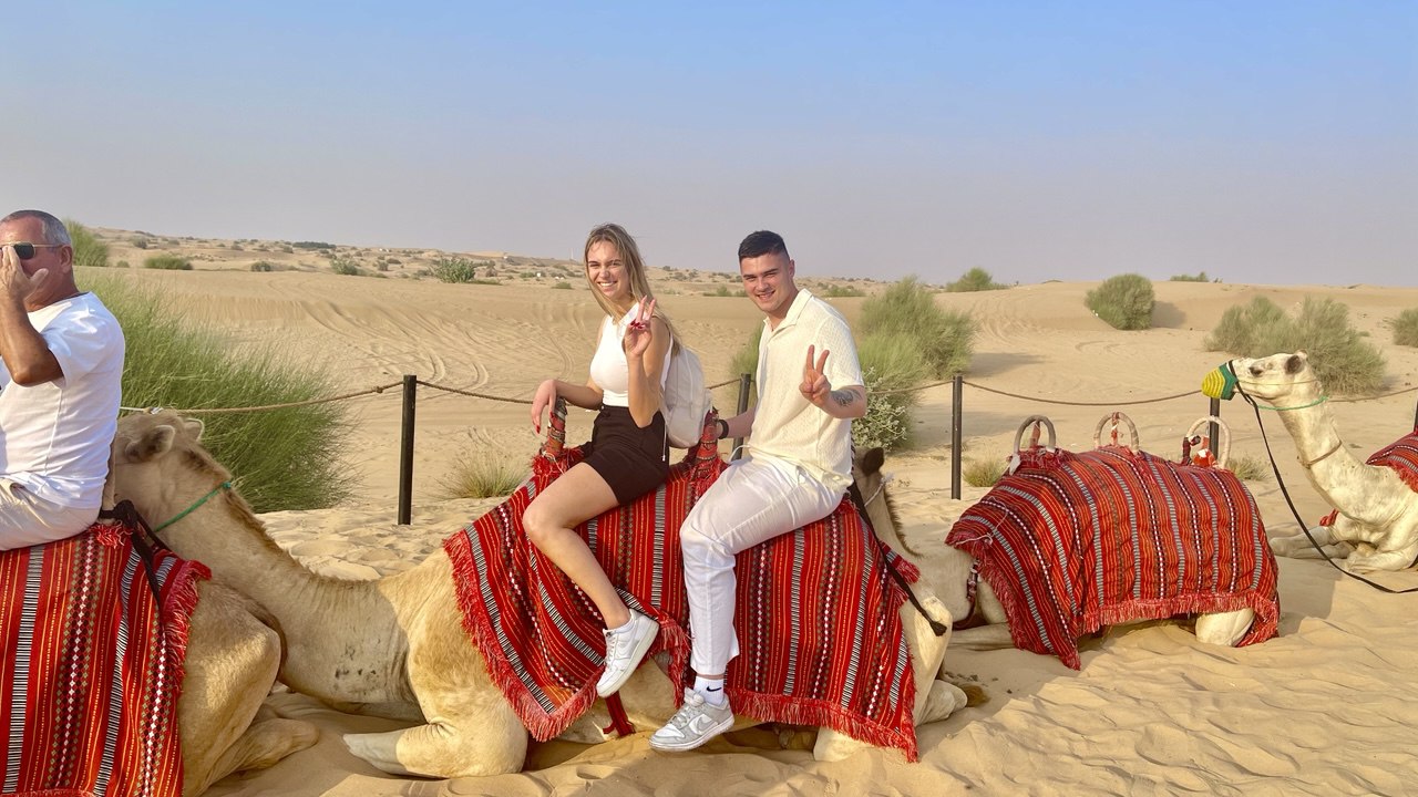 Kamelreiten bei der Morgensafari in der Wüste – ein traditionelles Erlebnis im goldenen Licht des Sonnenaufgangs.